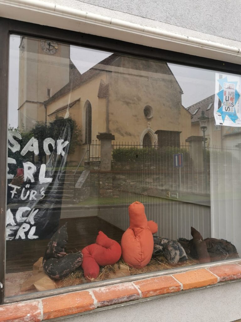 Soft CAKE Sculptures, Ekelobjekt Hundehaufen, Hauptstraße 32